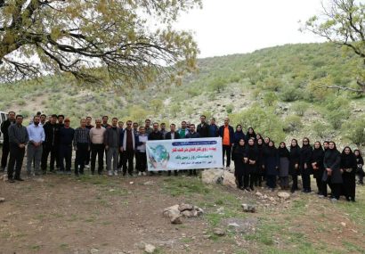 پاکسازی طبیعت دره ارغوان توسط جمعی از کارکنان شرکت گاز ایلام